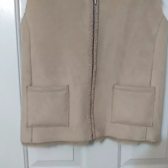Lisa International Woman's SZ XL Tan/Beige Zip up Faux Suede Fur Vest - Picture 3 of 5